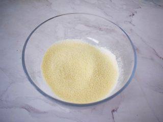 2、原味费南雪,所有的粉类提前过筛备用