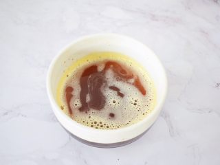 3、原味费南雪,黄油小火边煮边搅拌，煮至茶色过筛备用