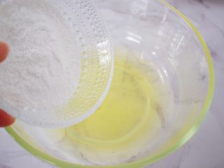 4、原味费南雪,蛋白加入糖粉