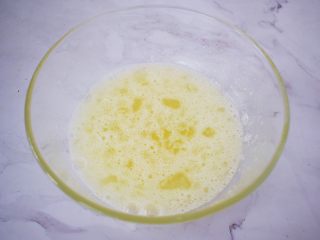 6、原味费南雪,用手动打蛋器搅拌均匀，无需打发