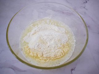 7、原味费南雪,加入粉类，继续用手动打蛋器搅拌均匀