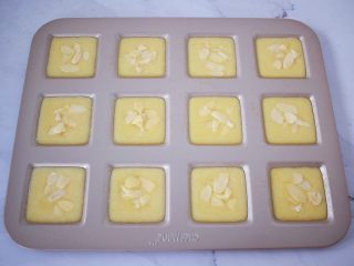 11、原味费南雪,表面再撒上杏仁片，这个可根据自己喜欢添加，也可以加果干类