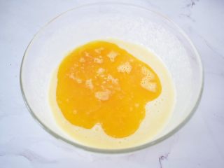 8、原味费南雪,加入黄油，继续用手动打蛋器搅拌均匀