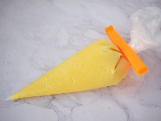 9、原味费南雪,装入裱花袋中