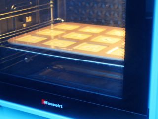 12、原味费南雪,放入预热好的烤箱，上下火180度，中层12分钟，烤好取出脱模晾凉即可