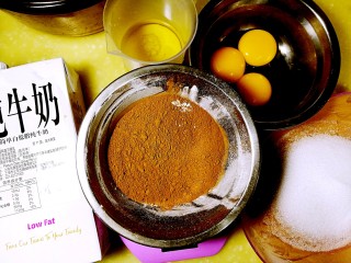 1、经典黑森林蛋糕,称量所有材料，分蛋