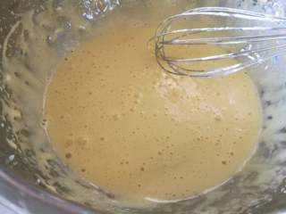 3、经典黑森林蛋糕,将牛奶和蜂蜜混合液分三次加入蛋黄液中，打发均匀