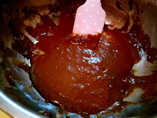 4、经典黑森林蛋糕,将可可粉和油混合，搅拌均匀后分三次加入蛋黄液中，打发均匀。