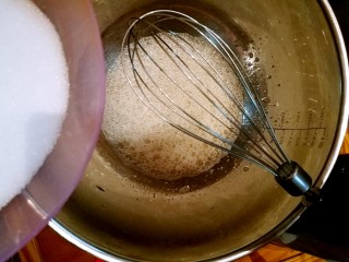 5、经典黑森林蛋糕,在蛋清中加入几滴柠檬液，打发至出现粗泡，加入15克糖粉