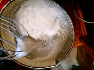 6、经典黑森林蛋糕,继续打发至泡沫细腻，加入15克糖粉，继续打发至湿性发泡，打蛋器提起来出现弯钩，加入10克糖粉