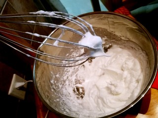 7、经典黑森林蛋糕,电动打蛋器改为低速，继续打发至打蛋器提起时弯钩变成坚挺的倒三角，这个时候蛋白细腻有光泽，千万不要打过了，成无光泽甚至豆腐渣状就不能用了。