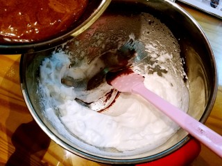 8、经典黑森林蛋糕,将1/3蛋白加入蛋黄液中快速切拌均匀，再倒入蛋白糊中切拌均匀