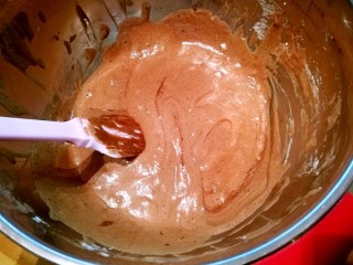 9、经典黑森林蛋糕,预热烤箱。同时在鸡蛋糊中筛入面粉，切拌均匀，迅速倒入模具中。注意动作一定要迅速，避免消泡。