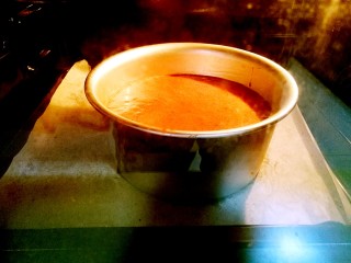 10、经典黑森林蛋糕,上火125度下火160度烤8分钟后，上面加盖锡纸，上下火165度烤29分钟，用牙签插入没有带出面糊即可。