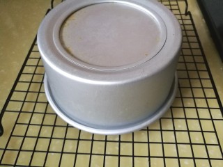 11、经典黑森林蛋糕,取出倒扣在烤架上，等待冷却