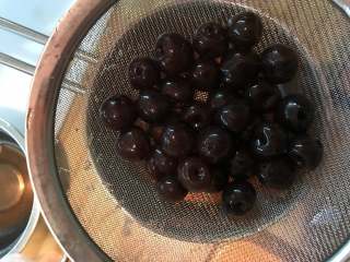 12、经典黑森林蛋糕,这个时候来做樱桃酱。樱桃切成小丁，用奶锅小火将樱桃汁和白糖煮开，加入樱桃碎，再次煮开煮制樱桃酱，加入玉米淀粉和水调成的糊，迅速搅拌，关火。冷却后装入裱花袋中