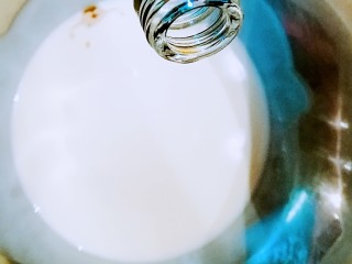 13、经典黑森林蛋糕,在奶油中滴入几滴香草液