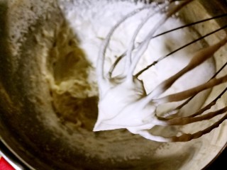 14、经典黑森林蛋糕,用打蛋器打发至硬性发泡，当纹路明显时一定要改为低速打发，不然容易打发过度，放入冰箱冷藏