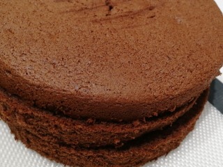 15、经典黑森林蛋糕,这个时间切蛋糕，将蛋糕切成三片