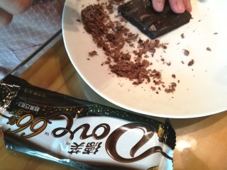 16、经典黑森林蛋糕,用刮刀细心花出巧克力碎，这是需要耐心的活，手都刮酸啦