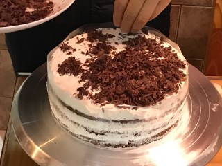 18、经典黑森林蛋糕,放上最后一片蛋糕，抹平奶油，撒上刮好的巧克力碎