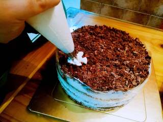 19、经典黑森林蛋糕,围边，撒上巧克力碎，在六个角挤上奶油