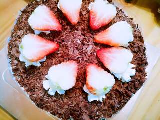 20、经典黑森林蛋糕,用草莓活蓝莓装饰，甜美诱人的经典黑森林蛋糕就做好了，放入冰箱冷藏2小时。