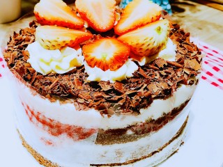 21、经典黑森林蛋糕,三层可可蛋糕、樱桃夹馅和天然动物奶油，经典黑森林蛋糕，好诱人哦。