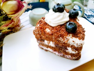 22、经典黑森林蛋糕,切下一小块，搭配一杯柠檬红茶，舀一勺入口，每一口都感受细腻丰富滋味，每一口都让你超满足，压力烦恼都不见啦