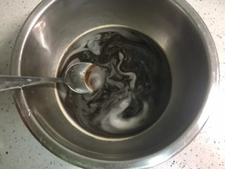 1、蔓越莓红糖发糕,把红糖倒入温水，用勺子搅拌至融化。