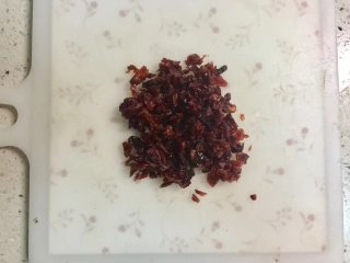 3、蔓越莓红糖发糕,把蔓越莓干切碎。