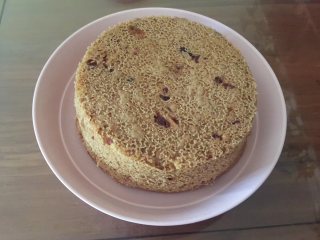 10、蔓越莓红糖发糕,蒸好后，借助脱模刀脱模。