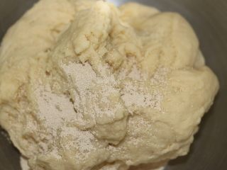 5、鸡蛋果面包,厨师机开2档和面3分钟加入酵母