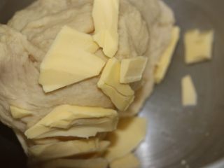 6、鸡蛋果面包,再和面3分钟加入黄油