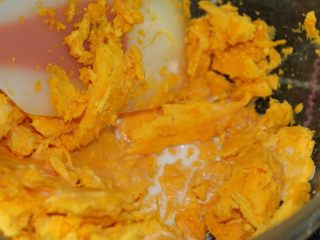 8、鸡蛋果面包,加入一点奶，慢慢加，不需很多