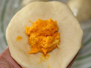 11、鸡蛋果面包,取一个面团擀成圆形，放入馅料