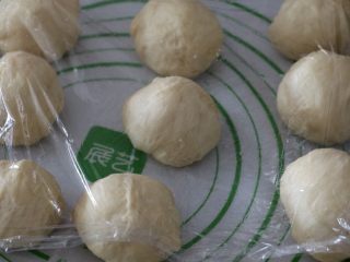 10、鸡蛋果面包,平均分成9等份，盖上保鲜膜醒10分钟