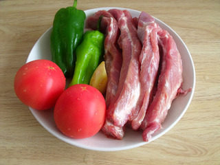 1、番茄烧排骨,原料图