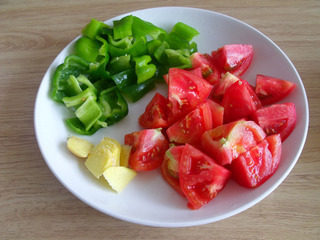 2、番茄烧排骨,番茄切块，青椒切块，姜切片