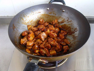 5、番茄烧排骨,放入番茄酱，蚝油，老抽，生抽，白糖炒匀