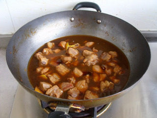 6、番茄烧排骨,兑入开水淹没排骨，大火烧开转小火烧30分钟。调入盐