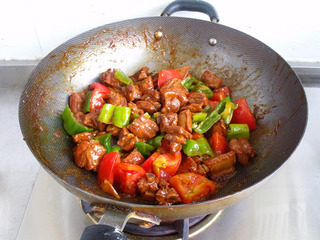 8、番茄烧排骨,放入番茄青椒大火炒断生即可