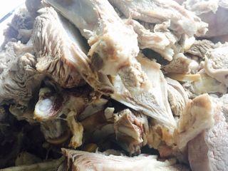 1、新疆手抓饭,所有材料准备如下。其中大米要提前2小时浸泡。 羊排洗净后冷水入锅，加数片生姜煮开焯水。水开后加适量料酒、数滴醋继续煮约2分钟，撇去浮沫后捞出羊排。