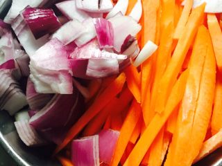 2、新疆手抓饭,把胡萝卜切条，洋葱切粒状。