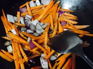 3、新疆手抓饭,准备少量黑胡椒和孜然。干锅小火将黑胡椒炒至微微发黄的时候，加入孜然继续炒出香味。将三种料一起装入调料盒备用。胡萝卜、洋葱切块。热锅凉油，入羊排炒至水干，加入洋葱翻炒。洋葱微微透明时，加入胡萝卜翻炒至胡萝卜稍变色，烹少许料酒。