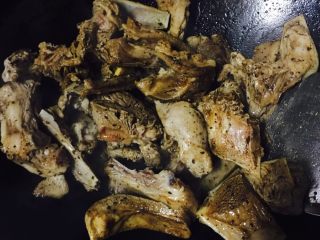 4、新疆手抓饭,热锅凉油，入羊排炒至水干