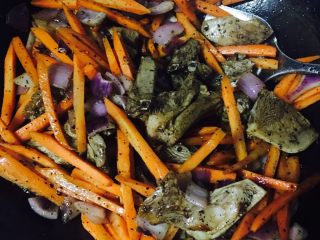 5、新疆手抓饭,加入洋葱翻炒。洋葱微微透明时，加入胡萝卜翻炒至胡萝卜稍变色，烹少许料酒。