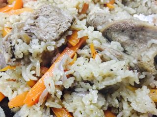 7、新疆手抓饭,生抽主要提味，不可过多，否则米饭颜色不白。我用的是羊排，需要时间比较长才能炖烂，如果用的是碎肉，米饭熟的时间即可。