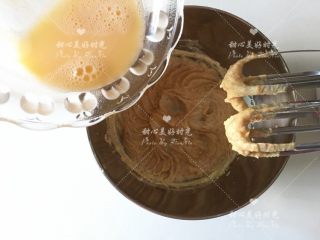 2、燕麦巧克力酸奶杯（阳晨堡尔美克）,分3次加入蛋液，每一次加入蛋液都要搅拌均匀再加入下一次直至蛋液与黄油混合均匀