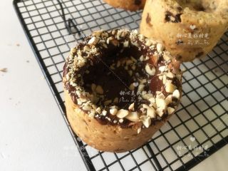 7、燕麦巧克力酸奶杯（阳晨堡尔美克）,用刷子均匀的在杯体内涂上巧克力酱，并撒上巴旦木碎、腰果碎；放冷藏室或冷冻室30分钟；